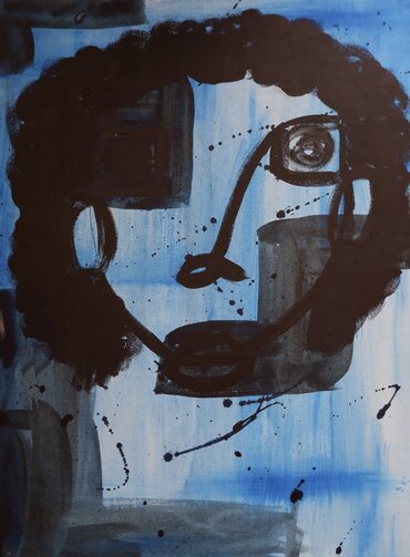 Ein abstraktes Gemälde zeigt ein Gesicht auf einem blauen Hintergrund. Die Gesichtszüge sind in schwarzer Farbe gezeichnet, mit großen runden Augen und einem offenen Mund. Die Gesichtspartie ist einfach gestaltet, um Emotionen Ausdruck zu verleihen.