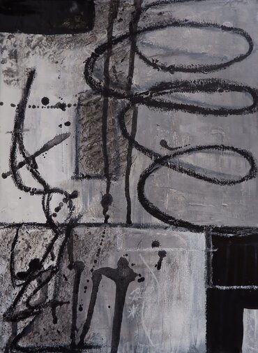 Das Bild zeigt abstrakte Formen in Schwarz, Grau und Weiß. Überlappende Linien und kreisförmige Muster erzeugen ein dynamisches und gestisches Erscheinungsbild. Farbige Spritzer und verschiedene Texturen verleihen dem Werk Tiefe und Bewegung. Die Komposition strahlt eine moderne, künstlerische Ästhetik aus.