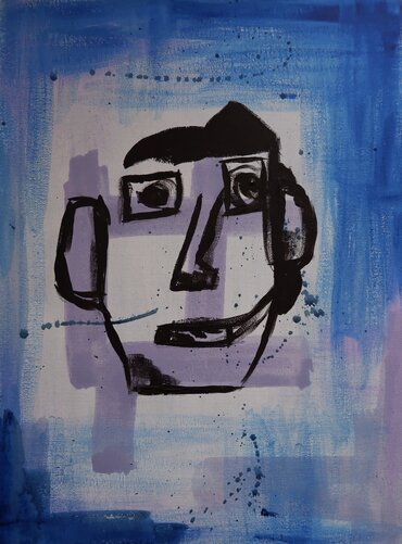 Das Bild zeigt ein einfaches, stilisiertes Porträt eines Gesichts mit großen Augen, einem breiten Lächeln und dunklen Haaren. Der Hintergrund ist in verschiedenen Blau- und Lilatönen gehalten. Das Kunstwerk hat eine abstrakte und verspielte Ausstrahlung.