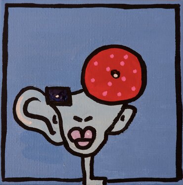 Eine abstrakte Darstellung eines Gesichts mit einem großen, roten Donut als Kopfschmuck. Das Gesicht hat eine bläuliche Hautfarbe und einen geschlossenen Mund, während es einen ernsten Ausdruck zeigt. Der Hintergrund ist ein einfarbiger blauer Rahmen.